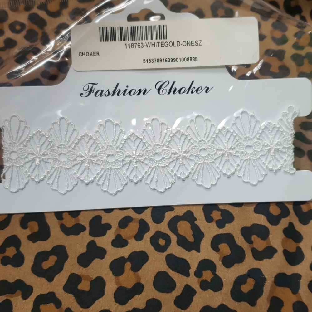 WHITE CHOKER